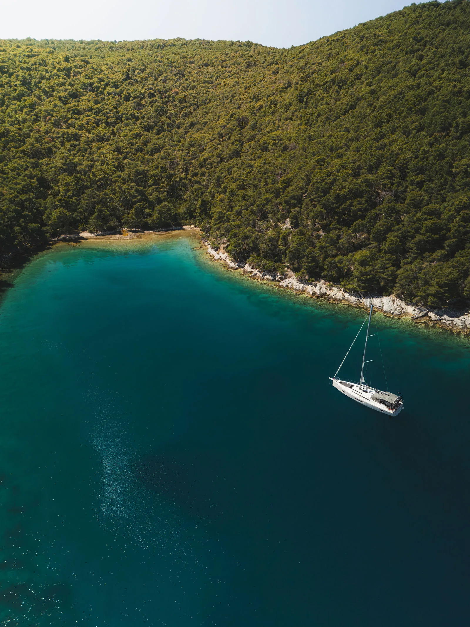 Plachetnice z dronu nad Jadranem